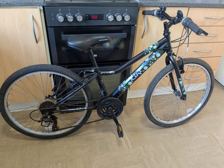 Girl's bike 24 inches wheels. 