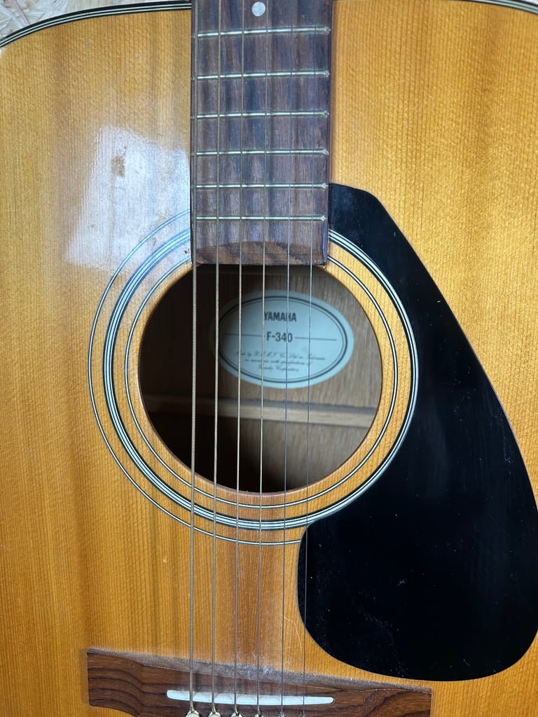 YAMAHA F-340 Acoustic Guitar - 6 String - Right Handed - Including Gig Bag
