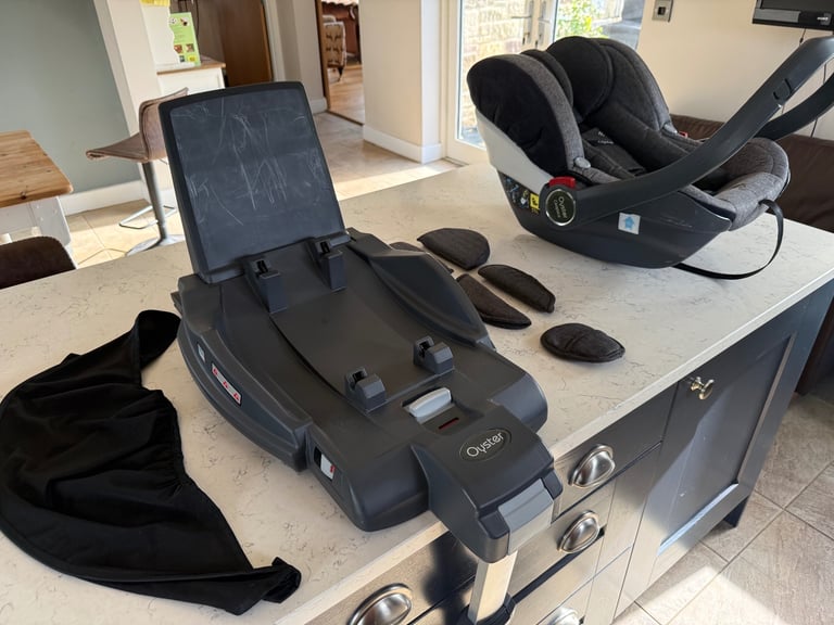 Oyster Carapace car seat and isofix base