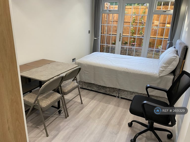 image for 1 bedroom flat in Gateway Close, Northwood, HA6 (1 bed) (#2651329)