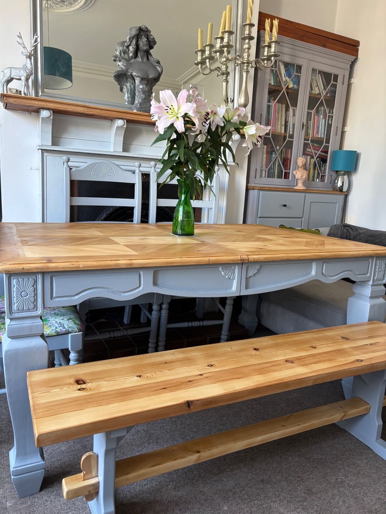 Gorgeous Dining Tables  & Chairs Now & for Xmas 🎄