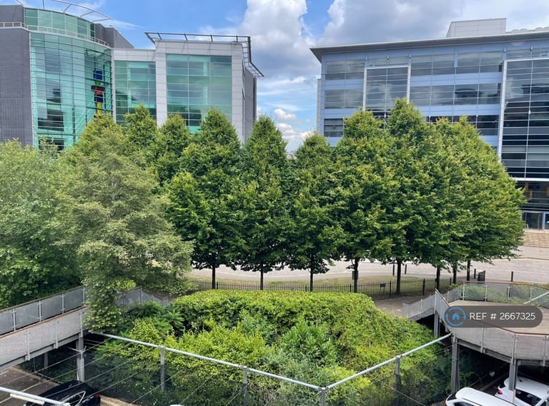 2 bedroom flat in Velocity South, Leeds, LS11 (2 bed) (#2667325)