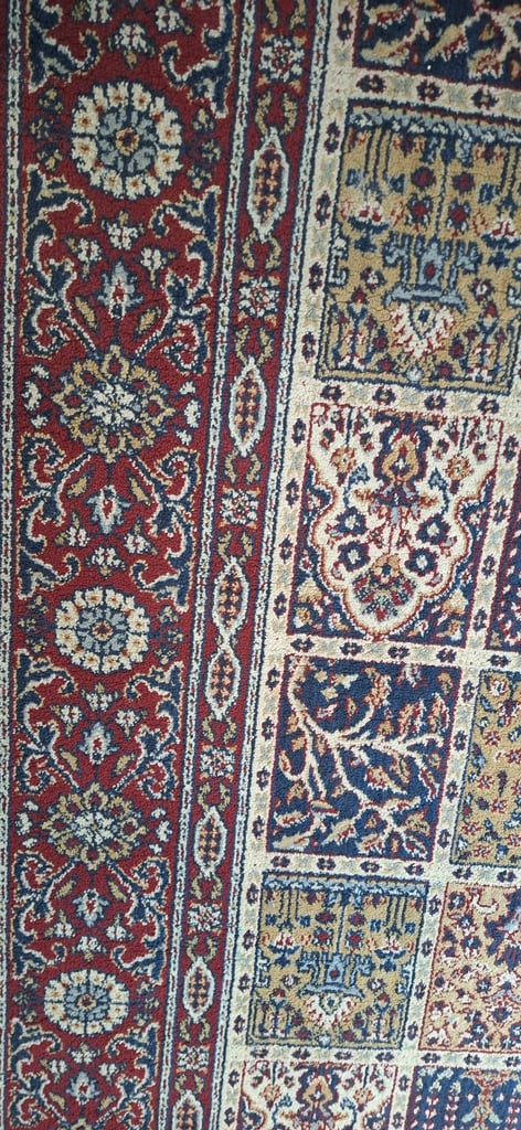 Egyptian style rug in good condition from free pets and smoke home 