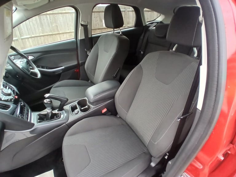 2014 Ford Focus 1.0 125 EcoBoost Titanium Navigator 5dr HATCHBACK Petrol Manual