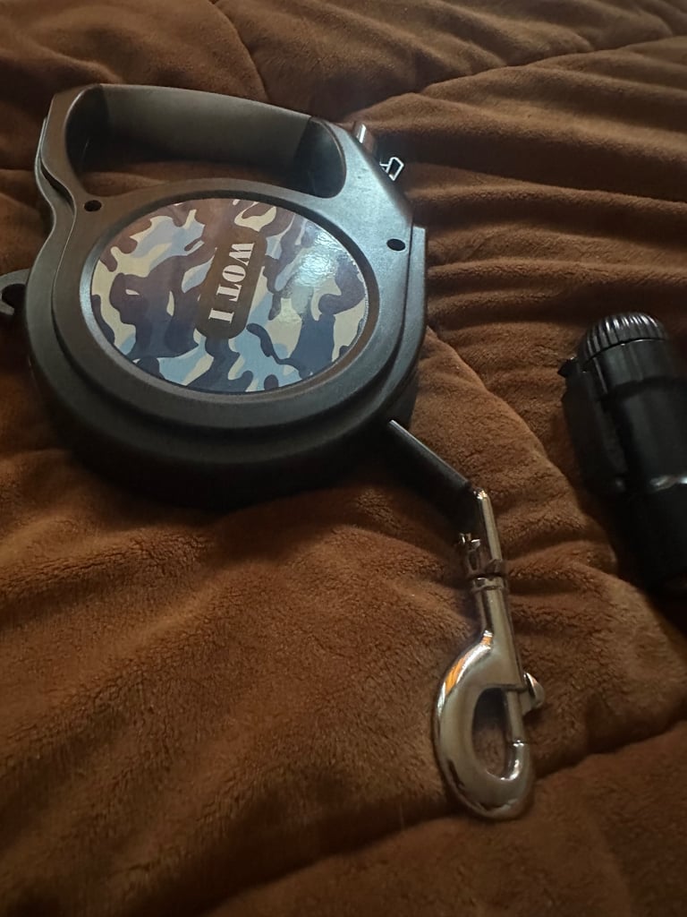 Retractable Dog Lead,8M Extendable Dog Lead , LED Flashlight , Large Dogs up to 50kg  Bags Included