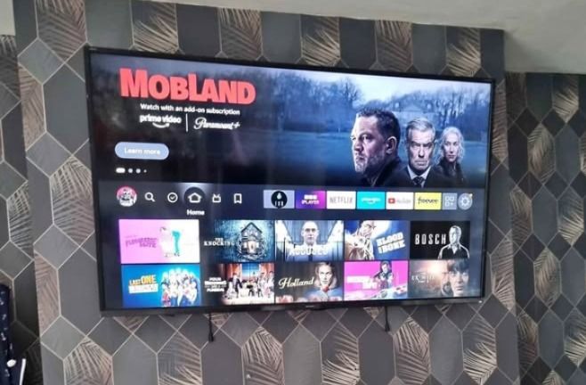 40" BUSH SMART FULL HD FREEVIEW HD LED TV WITH ORIGINAL STAND & REMOTE CONTROL