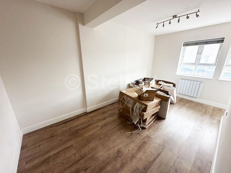 2 bedroom flat in Court Road, London SE9