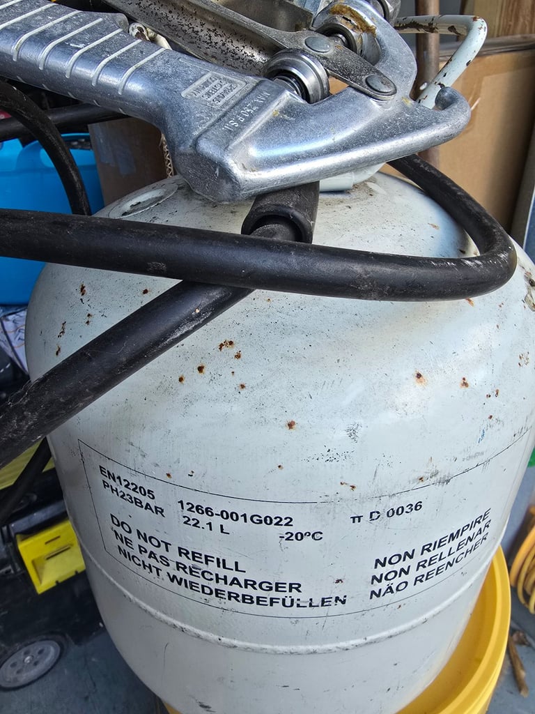 Adhesive spray gun