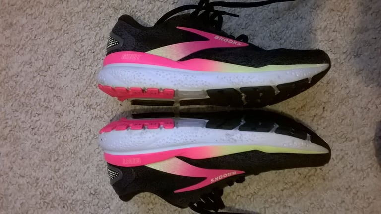 BROOKS GHOST TRAINERS WIDE FIT  RRP £139 FREE POST 
