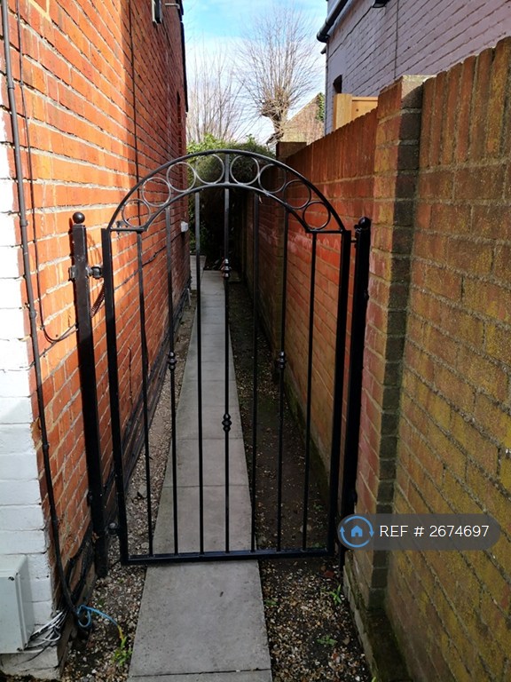 1 bedroom flat in York Road, Guildford, GU1 (1 bed) (#2674697)