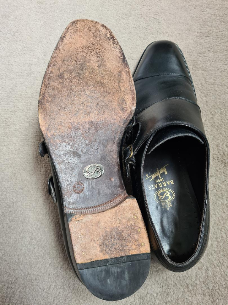 Very nice original BARRATS Men shoes- Size 9 - Used just twice. Very good condition, as new