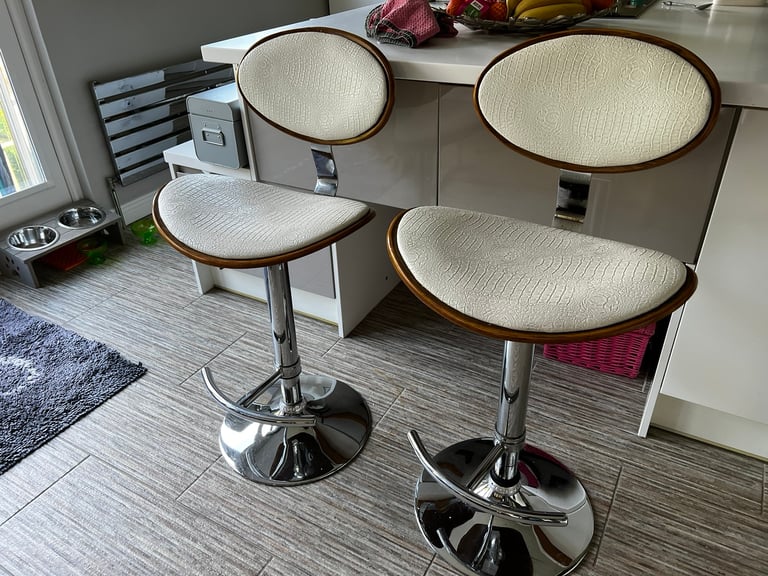 image for 2 kitchen stools 