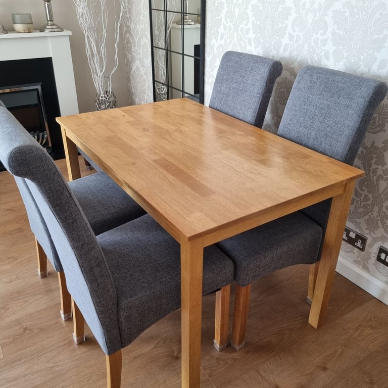 image for BEAUTIFUL NEW MODERN DINING TABLE
