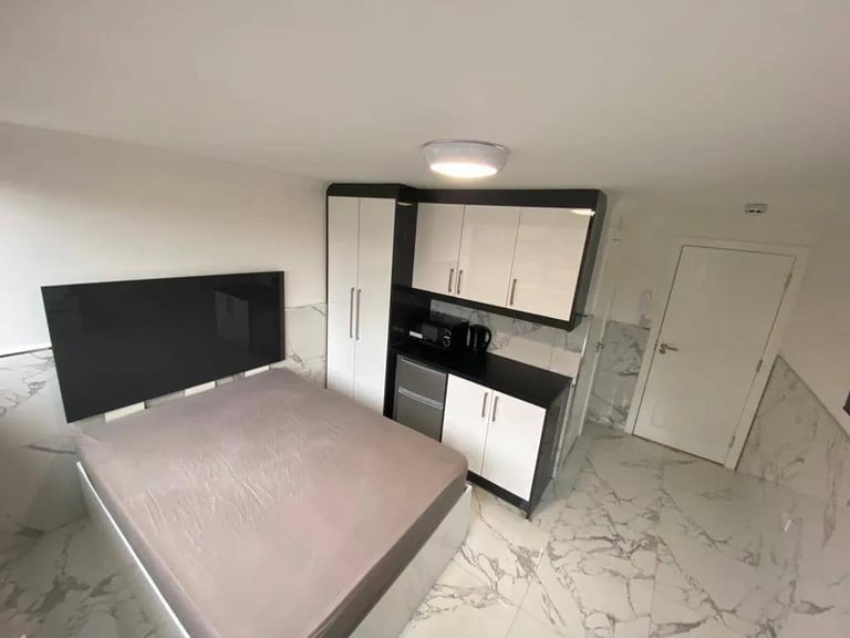 R2HMO/SL Modern 6 Bed House in Uxbridge UB8