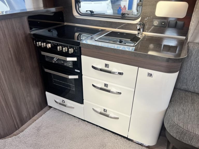 2024 HOBBY PRESTIGE 720 KWFU 6 Berth fixed bunk beds