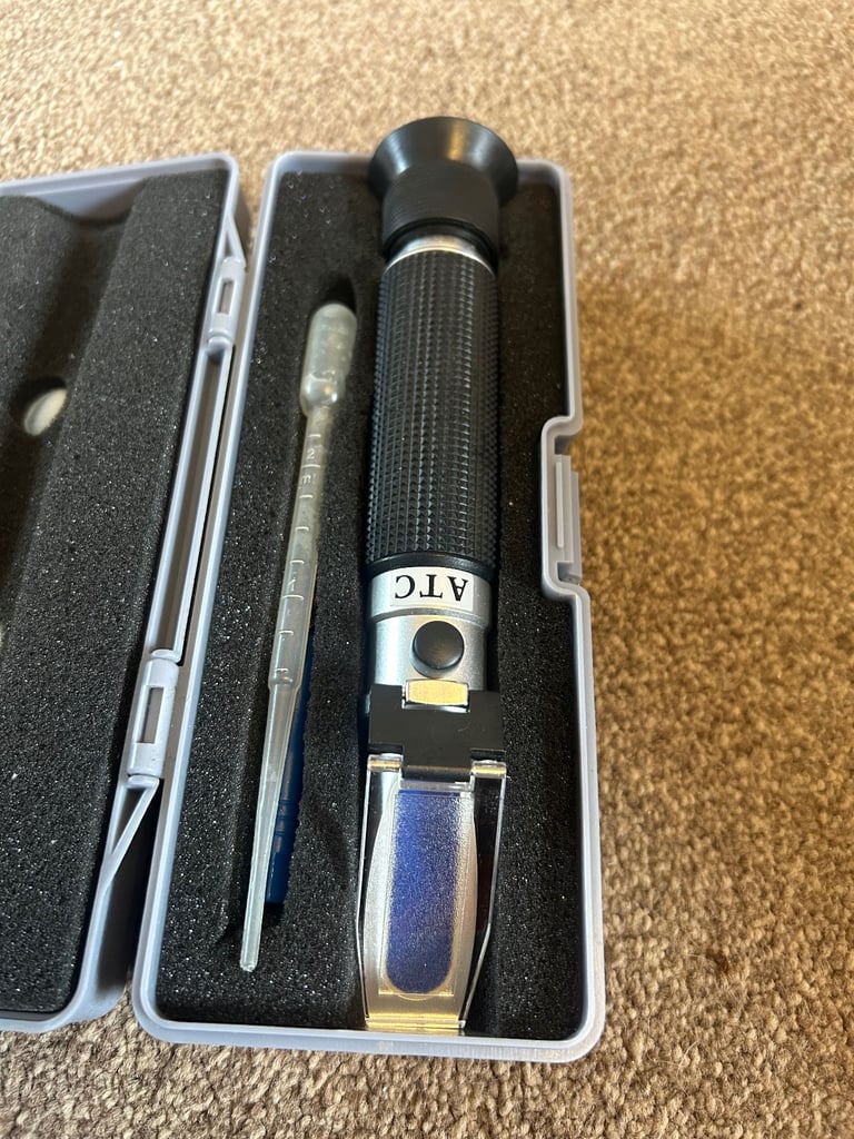 Portable refractometer for aquariums / tanks