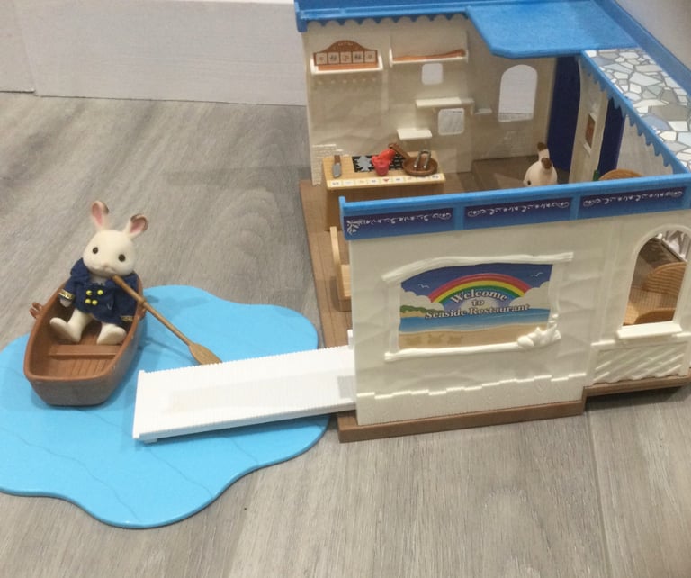 Sylvanian Families Seaside Restaurant with figures, furniture and lots of accessories 