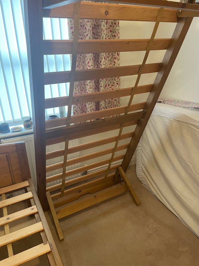 Single bed with separate truckle bed 