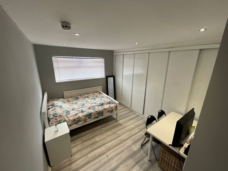 Double-Room to let in Harrold Hill Romford 