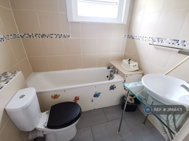 2 bedroom flat in High Road Leytonstone, London, E11 (2 bed) (#2668471)