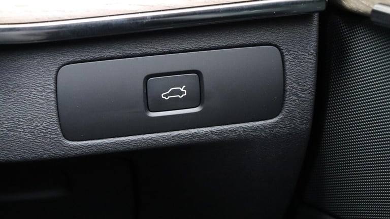 2025 Volvo XC90 B5 (P) AWD Plus Dark (Harman Kardon Sound, 360 Camera, Apple CarPlay, BLIS) ESTAT...