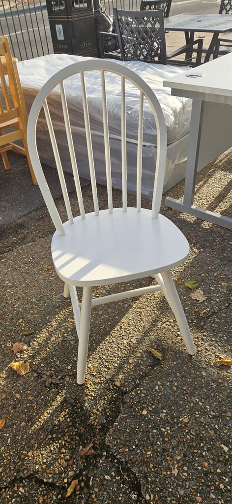 White farmhouse style round table and 4 chairs