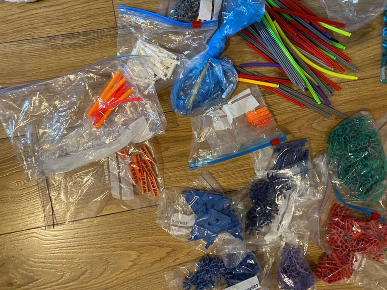 1.2 kg of K’NEX, including micro K’NEX + storage box