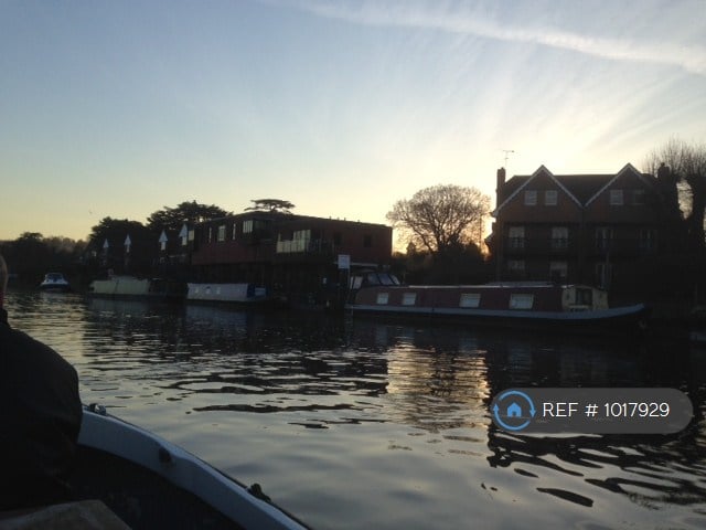 2 bedroom flat in Straight Road, Old Windsor, SL4 (2 bed) (#1017929)