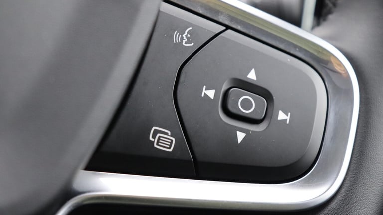 2025 Volvo XC40 B4 (P) Ultra Bright (Sunroof, Pilot Assist, BLIS, Leather) ESTATE Petrol/Electric...