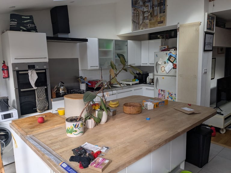 Room(s) for rent in whoberley with live in landlord