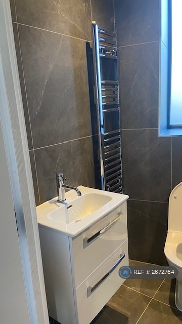 2 bedroom flat in Kingston Road, London, SW20 (2 bed) (#2672764)