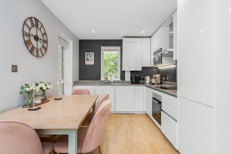 Save Big!🌈Beautiful London Room🩵5 min to Canada Water Station & Surrey Quays!