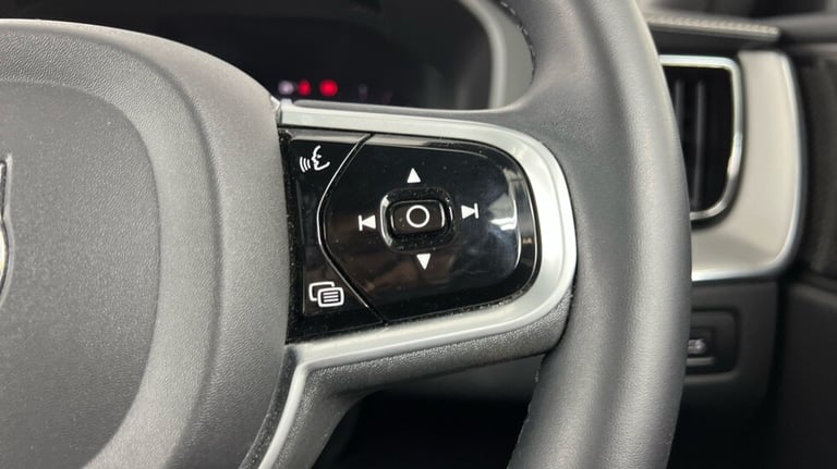 2021 Volvo XC60 B6 R-Design PRO AWD Mild Hybrid(22'Alloys, Harman Kardon, Panroof, Carplay) Estat...