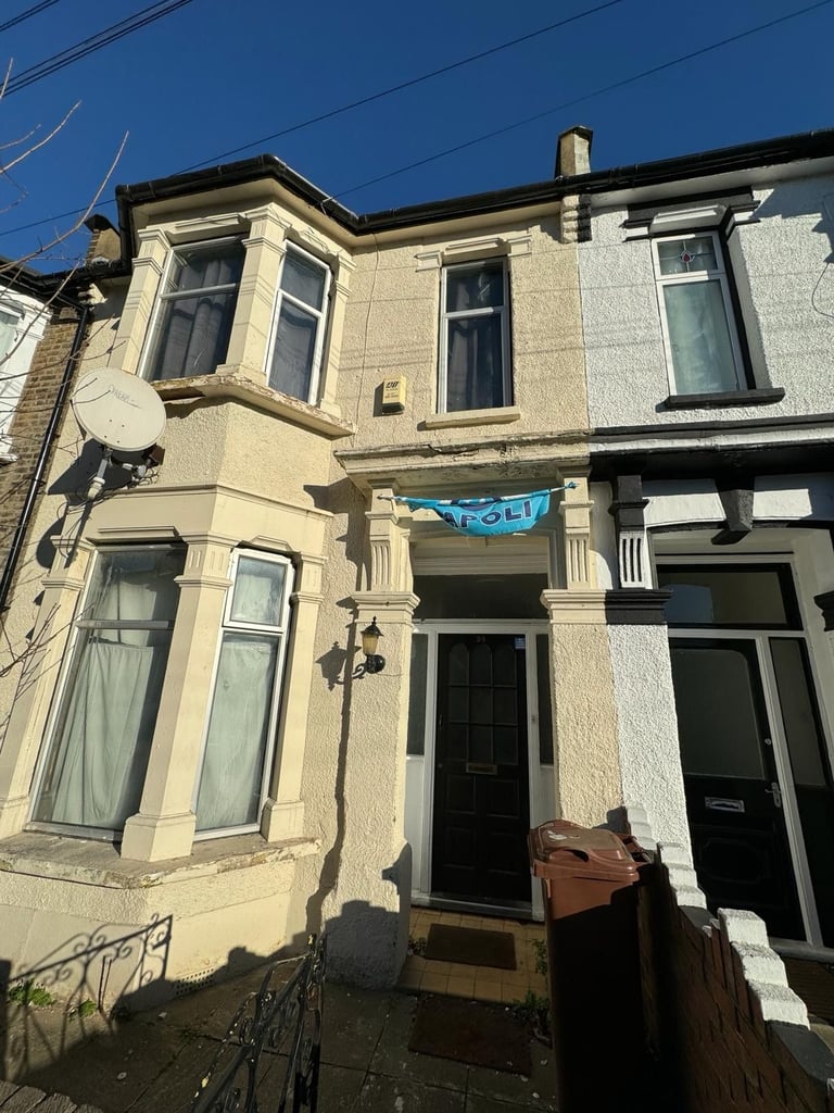 G8 Properties are pleased to offer this beautiful 4 bedroom house, on Beaconsfield Road, E10 5RD