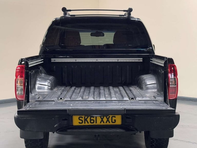 2011 Nissan Navara Double Cab Pick Up Tekna 2.5dCi 190 4WD PICK UP DIESEL Manual