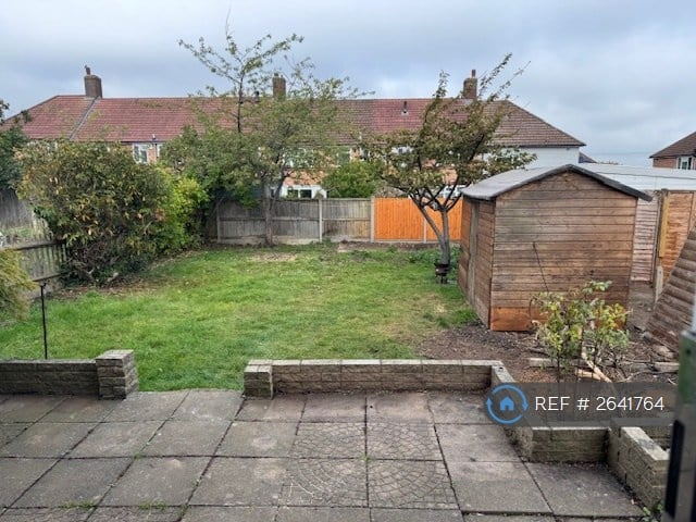 3 bedroom house in Alnwick Road, London, SE12 (3 bed) (#2641764)