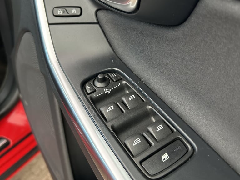 VOLVO S60 2.0 D3 SE Red Manual Diesel 2010