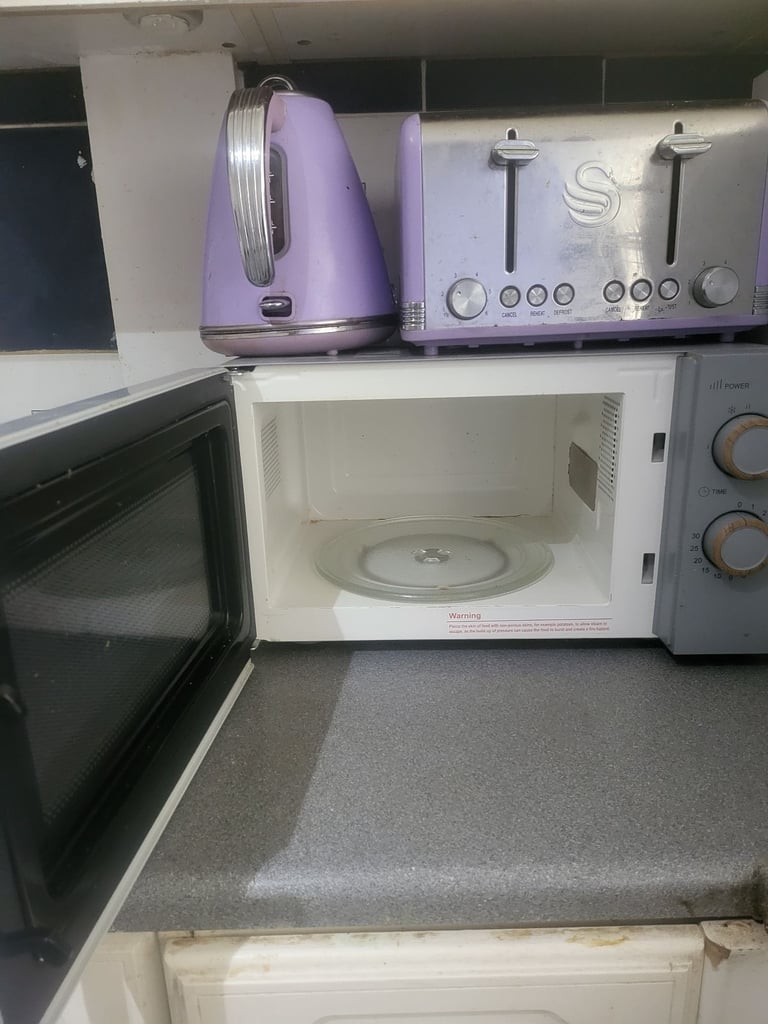 Microwave, bread toaster and kettle 