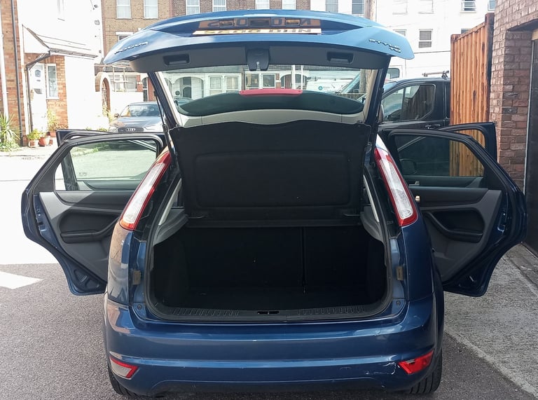 RELUCTANT SALES Well Maintained Automatic Blue Ford FOCUS Hatchback 2008,1596 (cc), 5 doors