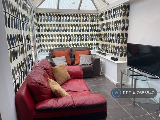 6 bedroom house in Maytree Close, Guildford, GU1 (6 bed) (#2665840)