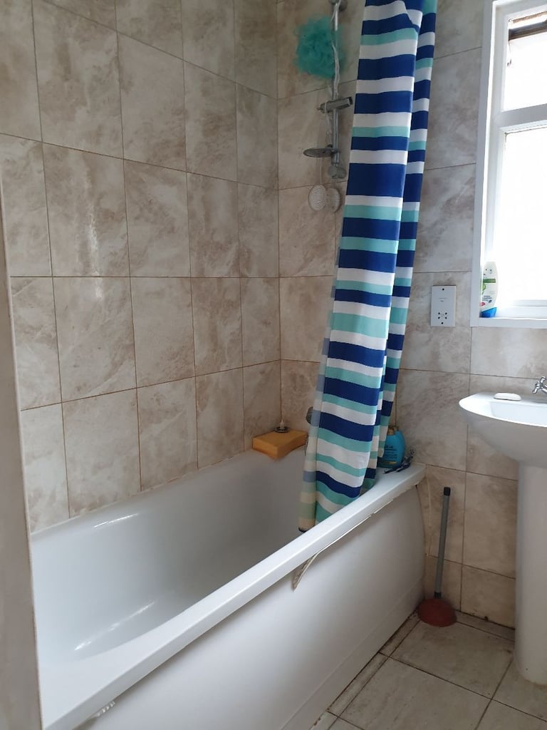 Spacious Double Bedroom in Semi-Detached House – New Malden, KT3 – All Bills Included