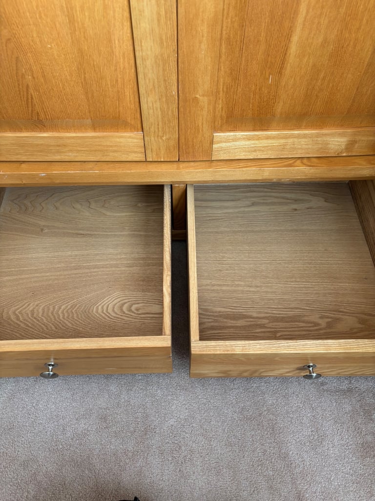 Beautiful ‘Sleepy Valley’ Solid Oak large double wardrobe with 2 spacious drawers like new DELIVERY