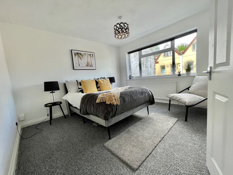 4 bedroom attached house Rugby centre 