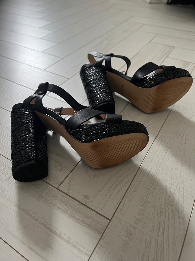 ALDO sandal, size 5