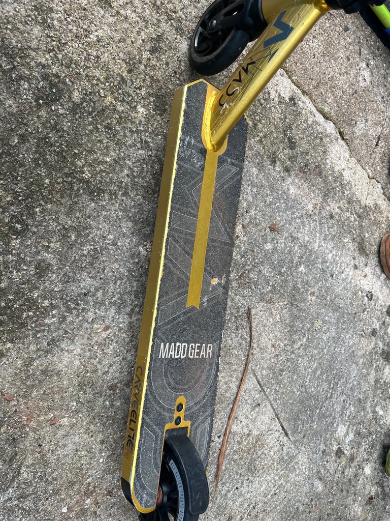 MADD GEAR scooter