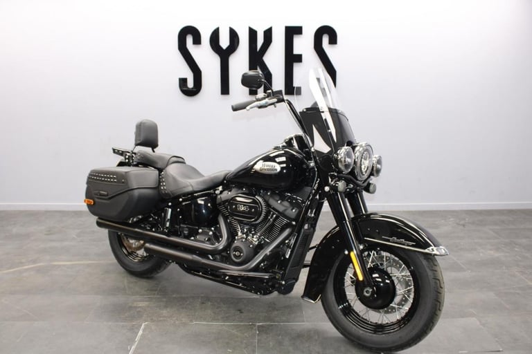 2024 Harley-Davidson FLHCS Heritage Softail Classic in the Vivid Black 