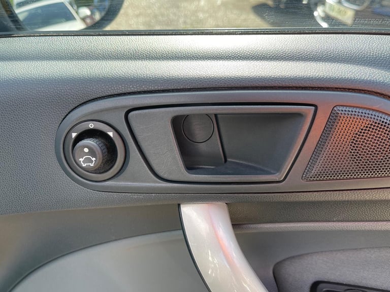 FORD FIESTA 1.4 Zetec 5dr 2011