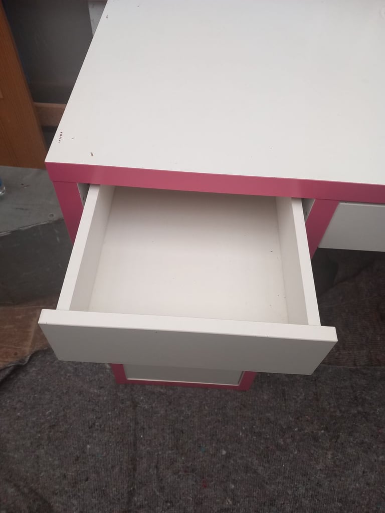 Kids pink desk CAN DELIVER