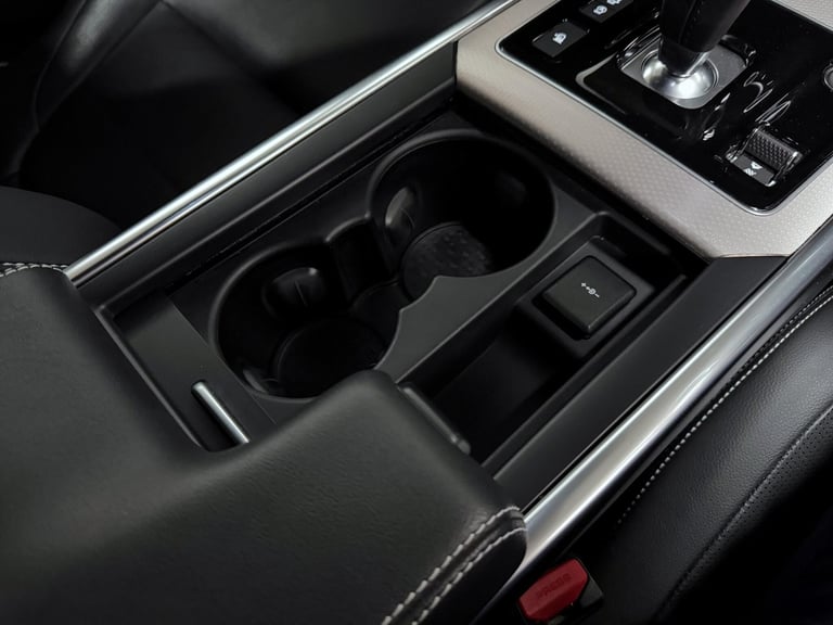 2022 Jaguar XE 2.0 D200 MHEV R-Dynamic SE Saloon 4dr Diesel Auto Euro 6 (s/s) (204 ps) SALOON Die...