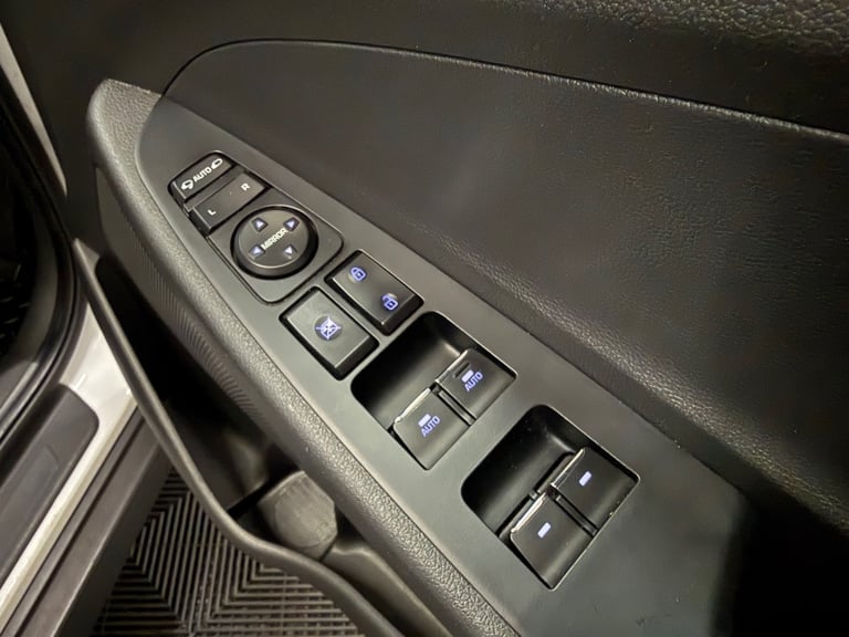 2018 68 HYUNDAI TUCSON 1.6 SE NAV CRDI 2WD MANUAL DIESEL WHITE EURO 6